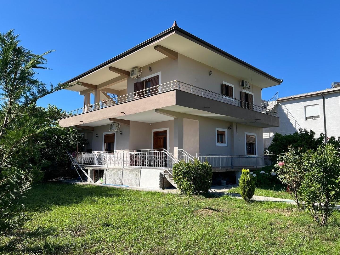 Villa Fjorentin Берат Екстериор снимка