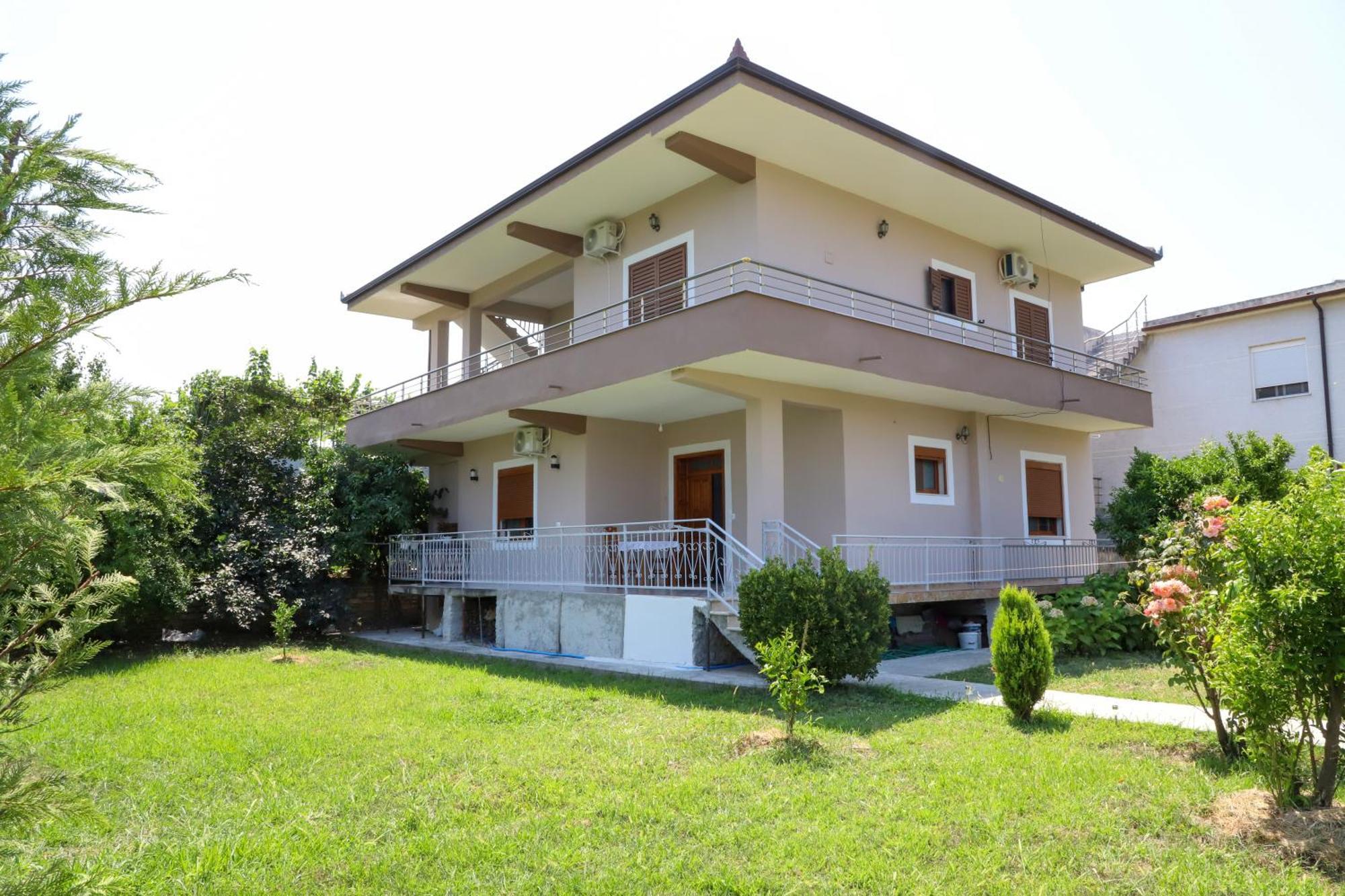 Villa Fjorentin Берат Екстериор снимка